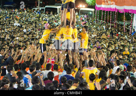 Festival der Dahi Handi feiert der Hindu Gott Lord Krishnas Geburtstag. Als Teil der Feier und der Folklore kämpfen die Teams von jungen Männern und jungen, eine menschliche Pyramide zu bauen, um einen Topf mit Quark ausgesetzt 30feet in der Luft zu zerschlagen. Stockfoto