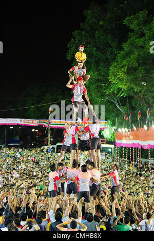 Festival der Dahi Handi feiert der Hindu Gott Lord Krishnas Geburtstag. Als Teil der Feier und der Folklore kämpfen die Teams von jungen Männern und jungen, eine menschliche Pyramide zu bauen, um einen Topf mit Quark ausgesetzt 30feet in der Luft zu zerschlagen. Stockfoto