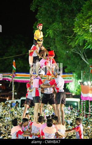 Festival der Dahi Handi feiert der Hindu Gott Lord Krishnas Geburtstag. Als Teil der Feier und der Folklore kämpfen die Teams von jungen Männern und jungen, eine menschliche Pyramide zu bauen, um einen Topf mit Quark ausgesetzt 30feet in der Luft zu zerschlagen. Stockfoto