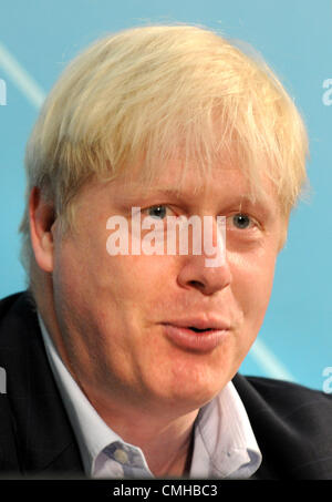 10. August 2012. Boris Johnson - Bürgermeister Londons Radfahren Pressekonferenz, London Media Centre, London - 10. August 2012 Foto von Menschen drücken. Stockfoto