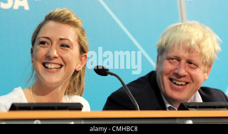 10. August 2012. Boris Johnson und Laura Trott - Bürgermeister Londons Radfahren Pressekonferenz, London Media Centre, London - 10. August 2012 Foto von Menschen drücken. Stockfoto