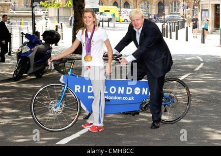 10. August 2012. Boris Johnson und Laura Trott - Bürgermeister Londons Radfahren Pressekonferenz, London Media Centre, London - 10. August 2012 Foto von Menschen drücken. Stockfoto