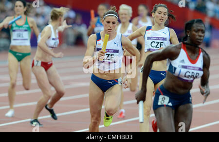 10. August 2012. Tschechische Republik Zuzana Hejnova (Mitte) während Frauen 4 x 400 m Staffel Hitze während der Leichtathletik im Olympiastadion bei den Sommerspielen 2012, London, Großbritannien, Freitag, 10. August 2012. (Foto/Michal Kamaryt CTK) Stockfoto