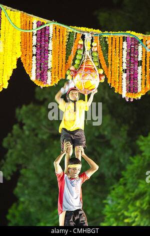 Festival der Dahi Handi feiert der Hindu Gott Lord Krishnas Geburtstag. Als Teil der Feier und der Folklore kämpfen die Teams von jungen Männern und jungen, eine menschliche Pyramide zu bauen, um einen Topf mit Quark ausgesetzt 30feet in der Luft zu zerschlagen. Stockfoto