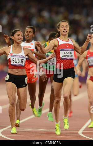 10. August 2012. LONDON, ENGLAND - 10 AUGUST, Asli Cakir-Alptekin der Türkei gewinnt 1500m-Finale der Frauen während der Abend-Sitzung der Leichtathletik im Olympiastadion am 10. August 2012 in London, England-Foto von Roger Sedres / Gallo Images Stockfoto