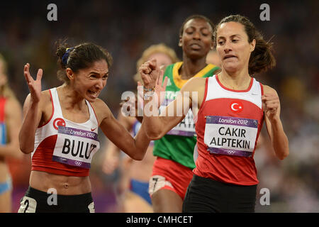 10. August 2012. LONDON, ENGLAND - 10 AUGUST, Asli Cakir-Alptekin der Türkei ist von Teamkollege, Gamze Bulut, nach dem Gewinn der Frauen 1500m Finale während der Abend-Sitzung der Leichtathletik im Olympiastadion am 10. August 2012 in London, England-Foto von Roger Sedres gratulierte / Gallo Images Stockfoto