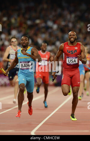 10. August 2012. LONDON, ENGLAND - AUGUST 10, Ramon Miller der Bahamas (links) verankert sein Team vor des USAs Angelo Taylor in der Mens 4x400m Staffel Finale während der Abend-Tagung der Leichtathletik bei den Olympischen Stadion am 10. August 2012 in London, England-Foto von Roger Sedres / Gallo Images Stockfoto