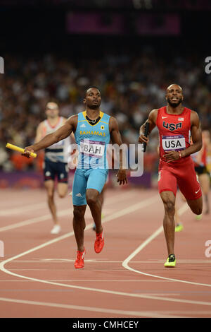 10. August 2012. LONDON, ENGLAND - AUGUST 10, Ramon Miller der Bahamas (links) verankert sein Team vor des USAs Angelo Taylor in der Mens 4x400m Staffel Finale während der Abend-Tagung der Leichtathletik bei den Olympischen Stadion am 10. August 2012 in London, England-Foto von Roger Sedres / Gallo Images Stockfoto