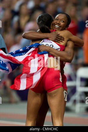 10. August 2012 - London, England, Vereinigtes Königreich - Carmelita Jeter (USA) Umarmungen Allyson Felix nach der USA Frauen 4 x 100-Staffel die Gold gewinnt Medaille und einen neuen Weltrekord mit der Zeit von 40,82 In Leichtathletik während der London Olympics 2012 im Olympiastadion auf 10. August 2012 in London, Vereinigtes Königreich. (Kredit-Bild: © Paul Kitagaki Jr./ZUMAPRESS.com) Stockfoto