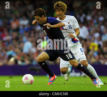 10. August 2012. 10.08.2012 Cardiff, Wales. Mittelfeldspieler Keigo Higashi (Omiya Ardija) und Südkorea Japan Mittelfeldspieler Ki Sung-Yueng (Keltisches F.C.)  in Aktion während der Olympischen Fußball-Männer Bronze Medal Match zwischen Japan und Südkorea. Südkorea gewinnen die Bronze-Medaille für London 2012 Olympische Spiele gegen Japan 2: 0. Stockfoto