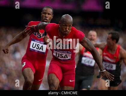 10. August 2012 - spricht London, England, Vereinigtes Königreich - Trell Kimmons den Staffelstab von Darvis Patton in die Männer 4 x 100 m Reley heizt in der Leichtathletik während der London Olympics 2012 im Olympiastadion am 10. August 2012 in London, Vereinigtes Königreich. (Kredit-Bild: © Paul Kitagaki Jr./ZUMAPRESS.com) Stockfoto