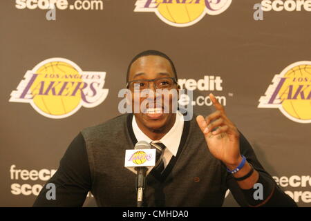 10. August 2012 - USA El Segundo, CA, - 10. August 2012; Dwight Howard spricht mit der LA Presse nach der Unterzeichnung mit den Los Angeles Lakers im Toyota Sports Center in El Segundo, CA. (Credit-Bild: © Paul Lane/ZUMAPRESS.com) Stockfoto