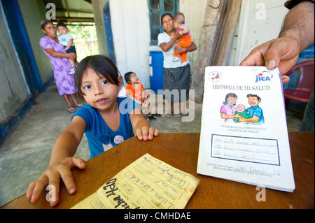 30. Juli 2012 - El Palmar (Gemeinde Quetzaltenango (Abteilung, Guatemala - 30. Juli 2012, Quetzaltenango, Guatemala - Aufzeichnungen von CRWRC ausgebildete Gemeinde-Gesundheit-Arbeiter verwendet, um das Wachstum von Kindern in der Gemeinde La Palmera, Guatemala Diagramm. Durch Aufzeichnungen von Wachstum von Kindern, Gesundheitspersonal in der Lage gewesen gegen Unterernährung in der Gemeinschaft, die ein erhebliches Problem vor CRWRC Unterstützung gewesen war. (Kredit-Bild: © David Snyder/ZUMAPRESS.com) Stockfoto