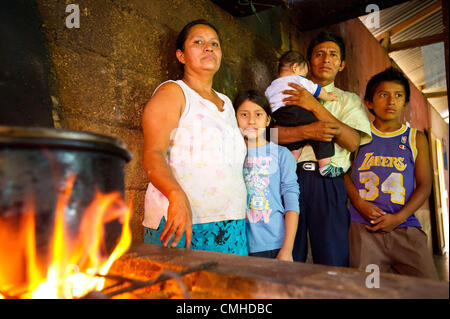 30. Juli 2012 - El Palmar (Gemeinde, Quetzaltenango (Abteilung, Guatemala - 30. Juli 2012, Quetzaltenango, Guatemala - CRWRC Begünstigter Mittagessen bereitet sich auf ihre Familie in der Küche der Familie nach Hause in der Gemeinde El Tineco im südwestlichen Guatemala vermietet ist. Die Familie erfuhr von CRWRC durch Partneragentur Vid y Pampanos (Rebe und Zweig), durch welche führt CRWRC landwirtschaftliche Projekte in der Gemeinschaft. (Kredit-Bild: © David Snyder/ZUMAPRESS.com) Stockfoto