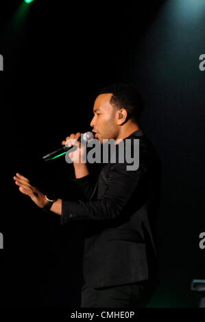 10. August 2012. JOHANNESBURG, Südafrika: amerikanischer Sänger John Legend führt während seiner eine Nacht nur Frauen Monat zeigen am 10. August 2012 in Johannesburg, Südafrika. Legende der Vorgruppen waren MiCasa und Unathi Msengana. (Foto von Gallo Images / Lefty Shivambu) Stockfoto