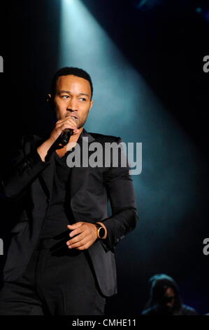 10. August 2012. JOHANNESBURG, Südafrika: amerikanischer Sänger John Legend führt während seiner eine Nacht nur Frauen Monat zeigen am 10. August 2012 in Johannesburg, Südafrika. Legende der Vorgruppen waren MiCasa und Unathi Msengana. (Foto von Gallo Images / Lefty Shivambu) Stockfoto