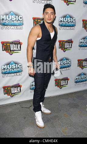 10. August 2012 - Los Angeles, Kalifornien, USA - Stefano Langone. Sommermusik-Spotlight-Serie mit James Durbin und Stefano Langone am 10. August 2012 in Universal City Walk, universelle City.CA,USA. (Kredit-Bild: © TLeopold/Globe Photos/ZUMAPRESS.com) Stockfoto