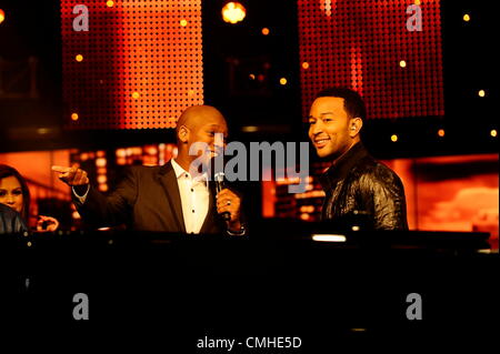 10. August 2012. JOHANNESBURG, Südafrika: amerikanischer Sänger John Legend mit SA Idole Presenter Sprichwort am 10. August 2012. Legende erschien auf dem erscheinen vor seinem einzigen Nacht nur Frauen Monat zeigen. (Foto von Gallo Images / Lefty Shivambu) Stockfoto