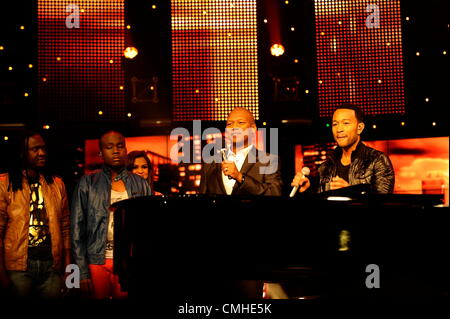 10. August 2012. JOHANNESBURG, Südafrika: amerikanischer Sänger John Legend mit SA Idole Presenter Sprichwort und Kandidaten in der Show am 10. August 2012. Legende erschien auf dem erscheinen vor seinem einzigen Nacht nur Frauen Monat zeigen. (Foto von Gallo Images / Lefty Shivambu) Stockfoto