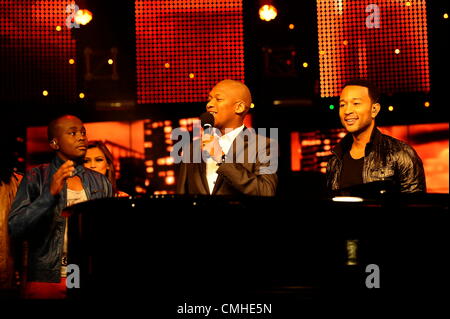 10. August 2012. JOHANNESBURG, Südafrika: amerikanischer Sänger John Legend mit SA Idole Presenter Sprichwort und Kandidaten in der Show am 10. August 2012. Legende erschien auf dem erscheinen vor seinem einzigen Nacht nur Frauen Monat zeigen. (Foto von Gallo Images / Lefty Shivambu) Stockfoto