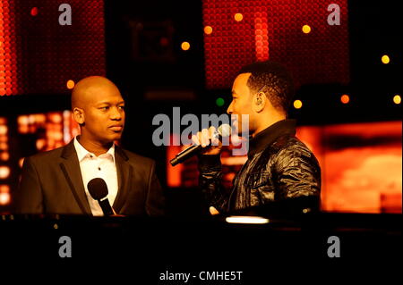 10. August 2012. JOHANNESBURG, Südafrika: amerikanischer Sänger John Legend mit SA Idole Presenter Sprichwort am 10. August 2012. Legende erschien auf dem erscheinen vor seinem einzigen Nacht nur Frauen Monat Konzert. (Foto von Gallo Images / Lefty Shivambu) Stockfoto