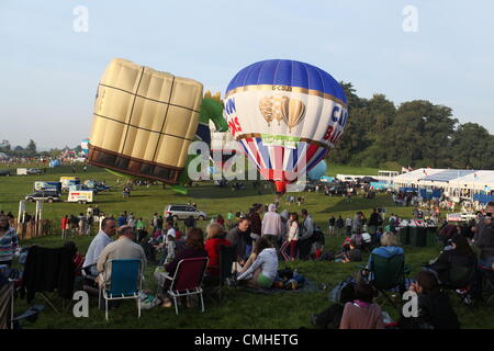 11. August 2012, 34. Bristol International Balloon Fiesta, Bristol, UK.  Das Publikum beobachten, wie Luftballons bereit sind. Stockfoto