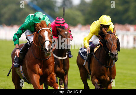 11.08.2012. Ascot, ENGLAND James Doyle auf Sonne zentrale (IRE) (Trainer W J Haggas) schlägt Yutaka nehmen auf Ahzeemah (IRE) (Trainer Saeed bin Suroor) in Aktion in der Titanic Belfast Shergar Cup Classic (Klasse 3 Handicap) während der Dubai Duty Free Shergar Cup bei Ascot-Rennen. Stockfoto