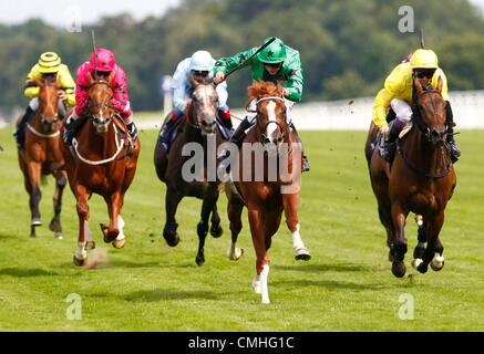 11.08.2012. Ascot, ENGLAND James Doyle auf Sonne zentrale (IRE) (Trainer W J Haggas) schlägt Yutaka nehmen auf Ahzeemah (IRE) (Trainer Saeed bin Suroor) in Aktion in der Titanic Belfast Shergar Cup Classic (Klasse 3 Handicap) während der Dubai Duty Free Shergar Cup bei Ascot-Rennen. Stockfoto