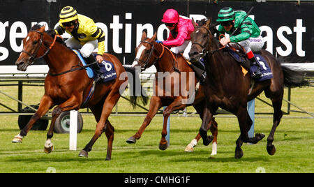 11.08.2012. Ascot, ENGLAND Aaron Gryder auf Viking Storm (Trainer H J L Dunlop) geht nach der Winning Post in Aktion in der Michael Page International Shergar Cup Challenge (Klasse 3 Handicap) während der Dubai Duty Free Shergar Cup bei Ascot-Rennen. Stockfoto