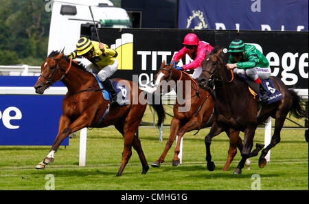 11.08.2012. Ascot, ENGLAND Aaron Gryder auf Viking Storm (Trainer H J L Dunlop) geht nach der Winning Post in Aktion in der Michael Page International Shergar Cup Challenge (Klasse 3 Handicap) während der Dubai Duty Free Shergar Cup bei Ascot-Rennen. Stockfoto