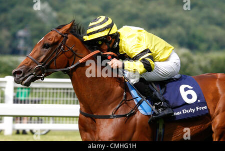 11.08.2012. Ascot, ENGLAND Aaron Gryder auf Viking Storm (Trainer H J L Dunlop) geht nach der Winning Post in Aktion in der Michael Page International Shergar Cup Challenge (Klasse 3 Handicap) während der Dubai Duty Free Shergar Cup bei Ascot-Rennen. Stockfoto