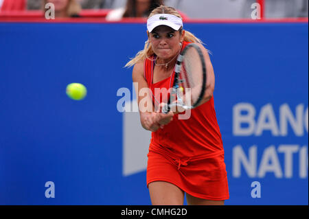 10. August 2012. 10.08.2012. Quebec, Kanada.  Aleksandra Wozniak von Kanada trifft eine Rückkehr gegen Christina McHale der USA während der Rogers Cup präsentiert von Nationalbank im Uniprix Stadium in Montreal, Quebec, Kanada.  Spiel wurde wegen Regens unterbrochen. Stockfoto