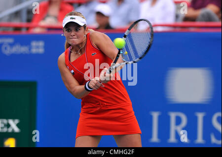 10. August 2012. 10.08.2012. Quebec, Kanada.  Aleksandra Wozniak von Kanada trifft eine Rückkehr gegen Christina McHale der USA während der Rogers Cup präsentiert von Nationalbank im Uniprix Stadium in Montreal, Quebec, Kanada.  Spiel wurde wegen Regens unterbrochen. Stockfoto