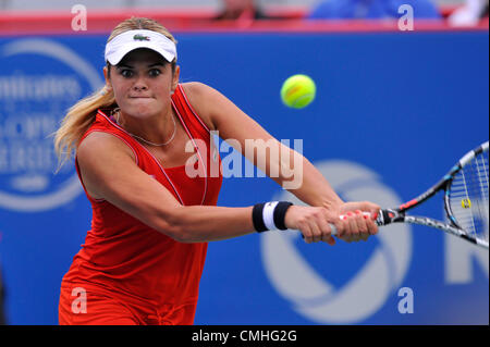 10. August 2012. 10.08.2012. Quebec, Kanada.  Aleksandra Wozniak von Kanada trifft eine Rückkehr gegen Christina McHale der USA während der Rogers Cup präsentiert von Nationalbank im Uniprix Stadium in Montreal, Quebec, Kanada.  Spiel wurde wegen Regens unterbrochen. Stockfoto