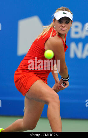 10. August 2012. 10.08.2012. Quebec, Kanada.  Aleksandra Wozniak von Kanada trifft eine Rückkehr gegen Christina McHale der USA während der Rogers Cup präsentiert von Nationalbank im Uniprix Stadium in Montreal, Quebec, Kanada.  Spiel wurde wegen Regens unterbrochen. Stockfoto