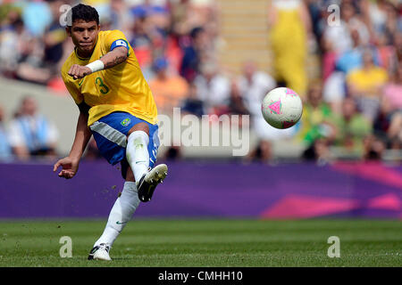 11. August 2012. 11.08.2012. Wembley Stadium, London, England.  Brasiliens Thiago Silva bekommt einen Schuss auf Ziel Währenddes Männer Fußball Gold Medal Match zwischen Brasilien und Mexiko für London 2012 Olympische Spiele Fussball-Turnier im Wembley-Stadion in London, Vereinigtes Königreich, 11. August 2012. Bildnachweis: Aktion Plus Sportbilder / Alamy Live News Stockfoto