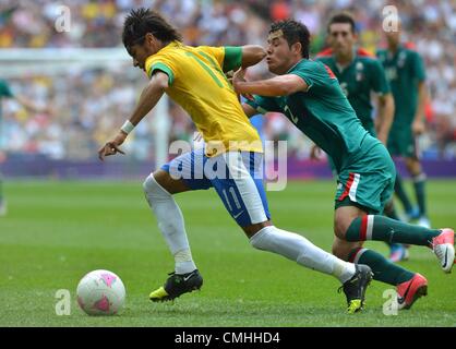 11.08.2012. Wembley Stadium, London, England. Neymar da Silva Santos Junior Brasilien-Herausforderungen für die Kugel während Männer s Goldmedaille Fußballspiel zwischen Brasilien und Mexiko London 2012 Olympische Spiele Mexiko gewann das Spiel 2 1 und gewann die Goldmedaille Stockfoto