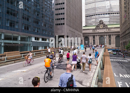 NEW YORK - AUGUST 11: Radfahrer, Jogger und Spaziergänger Auto freie Straßen auf der Park Avenue als Teil von New York City Summer Streets 11. August 2012 in New York City genießen. (Foto von Donald Bowers) Stockfoto