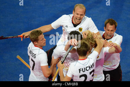 11.08.2012. London England. Deutschlands Jan Philipp Rabente (3. R) feiert mit seinen Teamkollegen nach seinem Tor zum 1: 0 beim Hockey Gold Medal Match zwischen Deutschland und den Niederlanden beim Wettbewerb fangen Sie Hockey auf London 2012 Olympische Spiele, London, Großbritannien, 11. August 2012. Stockfoto