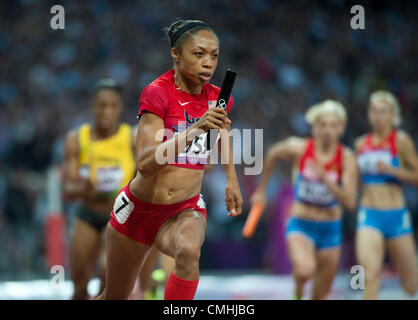 11. August 2012 - London, England, Vereinigtes Königreich - Allyson Felix läuft die zweite Etappe bei der Frauen 4 x 400 m Staffel in der Leichtathletik während der London Olympics 2012 im Olympiastadion am 11. August 2012 in London, Vereinigtes Königreich. Team USA gewann die Goldmedaille. (Kredit-Bild: © Paul Kitagaki Jr./ZUMAPRESS.com) Stockfoto