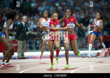 11. August 2012 - London, England, Vereinigtes Königreich - Allyson Felix übernimmt den Staffelstab von Sanya Richards-Ross in der Frauen 4 x 400 m Staffel in der Leichtathletik während der London Olympics 2012 im Olympiastadion am 11. August 2012 in London, Vereinigtes Königreich. Team USA gewann die Goldmedaille. (Kredit-Bild: © Paul Kitagaki Jr./ZUMAPRESS.com) Stockfoto