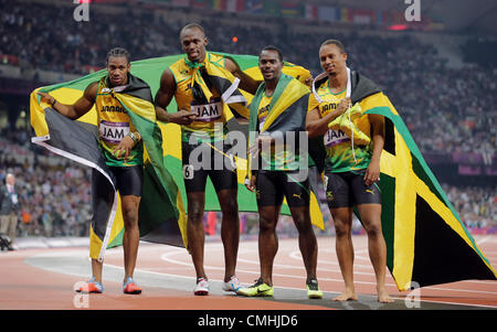 11.08.2012. London England. Yohan Blake (L-R), Usain Bolt, Nesta Carter und Michael Frater von Jamaika feiern nach die Männer 4 x 100m Staffel Finale im Olympiastadion bei London 2012 Olympischen Spielen in London. Usain Bolt, Verankerung der Team half das jamaikanische Team die Goldmedaille im 36,84 Sekunden einen neuen Weltrekord. Stockfoto