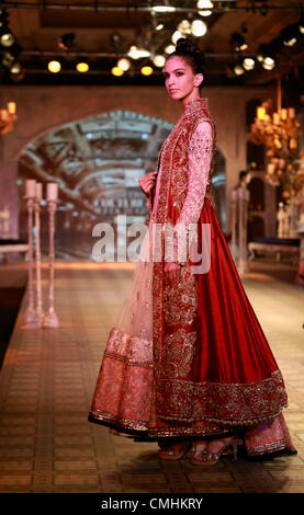 11. August 2012, New Delhi, Indien - Manish Malhotra Schöpfung auf der Delhi-Couture-Woche 2012 Stockfoto