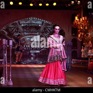 11. August 2012, New Delhi, Indien - Manish Malhotra Schöpfung auf der Delhi-Couture-Woche 2012 Stockfoto