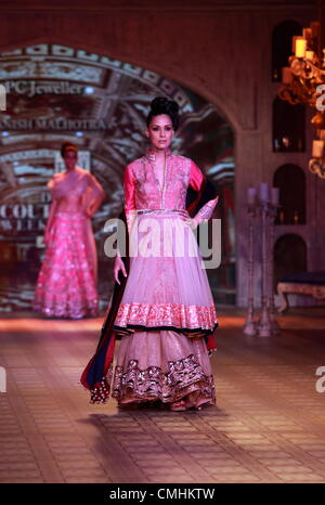 11. August 2012, New Delhi, Indien - Manish Malhotra Schöpfung auf der Delhi-Couture-Woche 2012 Stockfoto