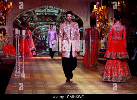 11. August 2012, New Delhi, Indien - Manish Malhotra Schöpfung auf der Delhi-Couture-Woche 2012 Stockfoto