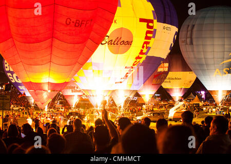 Bristol, UK, 11. August 2012. Ballons Leuchten für die jährliche "Nightglow" an der Bristol International Balloon Fiesta. Während die "Nightglow" haben einige 30 Ballons ihre Brenner gebrannt im Takt der Musik. Die Fiesta ist auf dem 850 Hektar großen Anwesen Anwesen von Ashton Gericht gehalten. Stockfoto