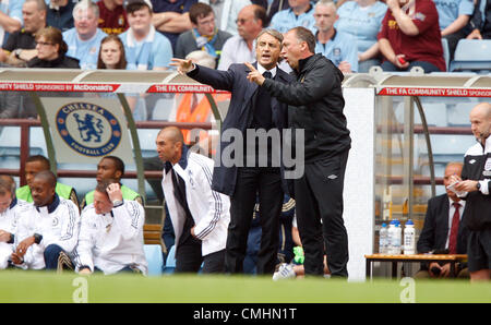 ROBERTO MANCINI & DAVID PLATT CHELSEA V MANCHESTER CITY PARK VILLA BIRMINGHAM ENGLAND 12. August 2012 Stockfoto