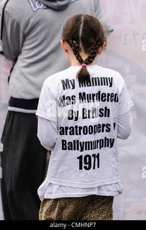 12. August 2012. Belfast.  Junges Mädchen trägt ein T-shirt, das sagt, "meine Mama von britischen Fallschirmjägern in Ballymurphy, 1971 ermordet wurde".  Am 9. August 1971 Soldaten aus dem Fallschirm-Regiment 11 Menschen getötet.  Familien sind anspruchsvolle eine öffentliche Anhörung zu entdecken, was passiert ist. Stockfoto