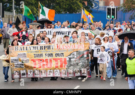 12. August 2012. Belfast, Nordirland. Die 41. jährlichen Gedenk-Parade für das Massaker von 1971 Ballymurphy fand in Belfast. Am 9. August 1971 Soldaten aus dem Fallschirm-Regiment 11 Menschen getötet. Familien sind anspruchsvolle eine öffentliche Anhörung zu entdecken, was passiert ist und nehmen Sie die Straße mit Fahnen, T-shirts und Flaggen. Stockfoto